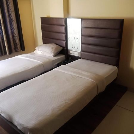 Hotel Kadamb Inn Ахмедабад Экстерьер фото