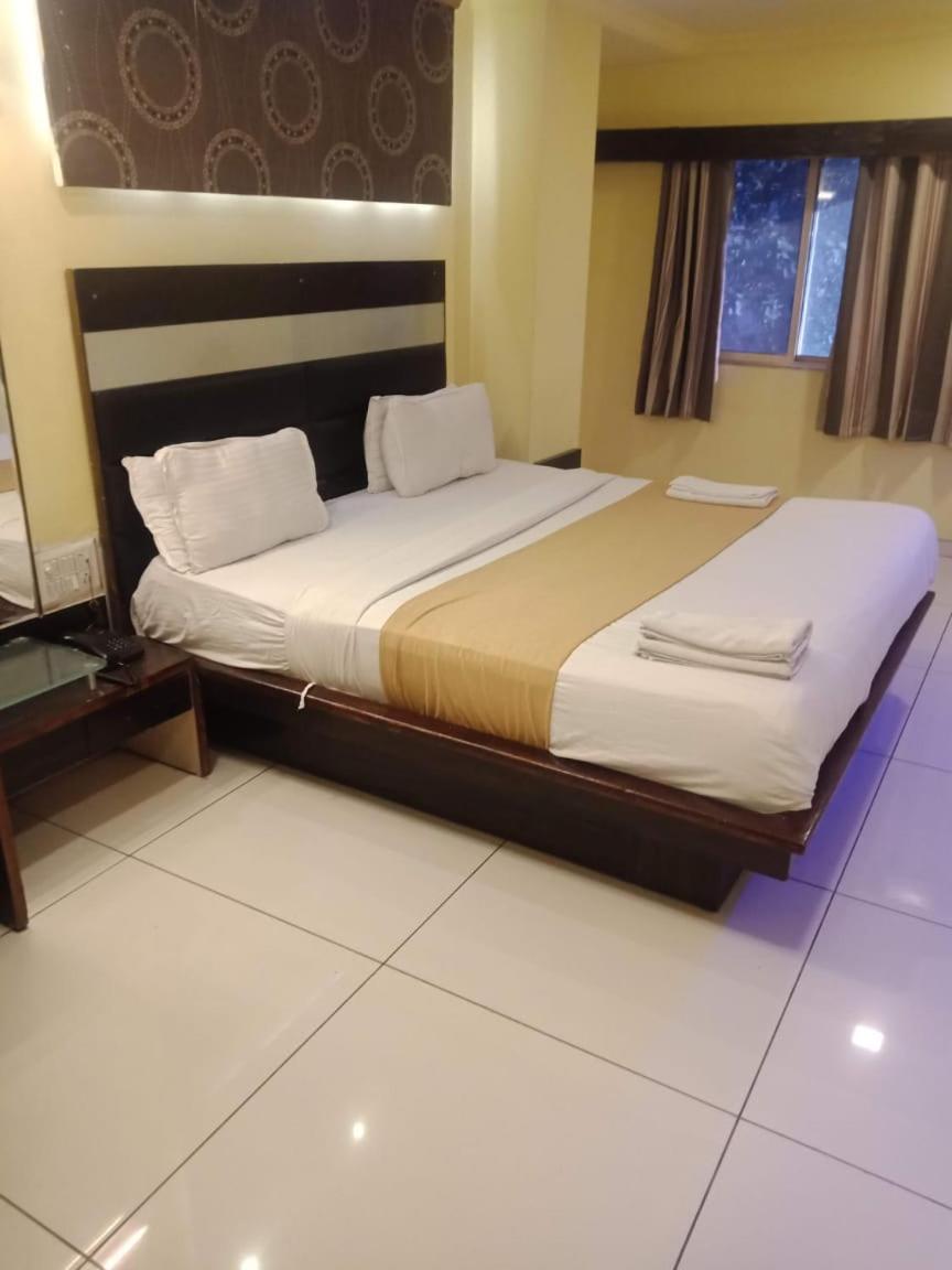 Hotel Kadamb Inn Ахмедабад Экстерьер фото