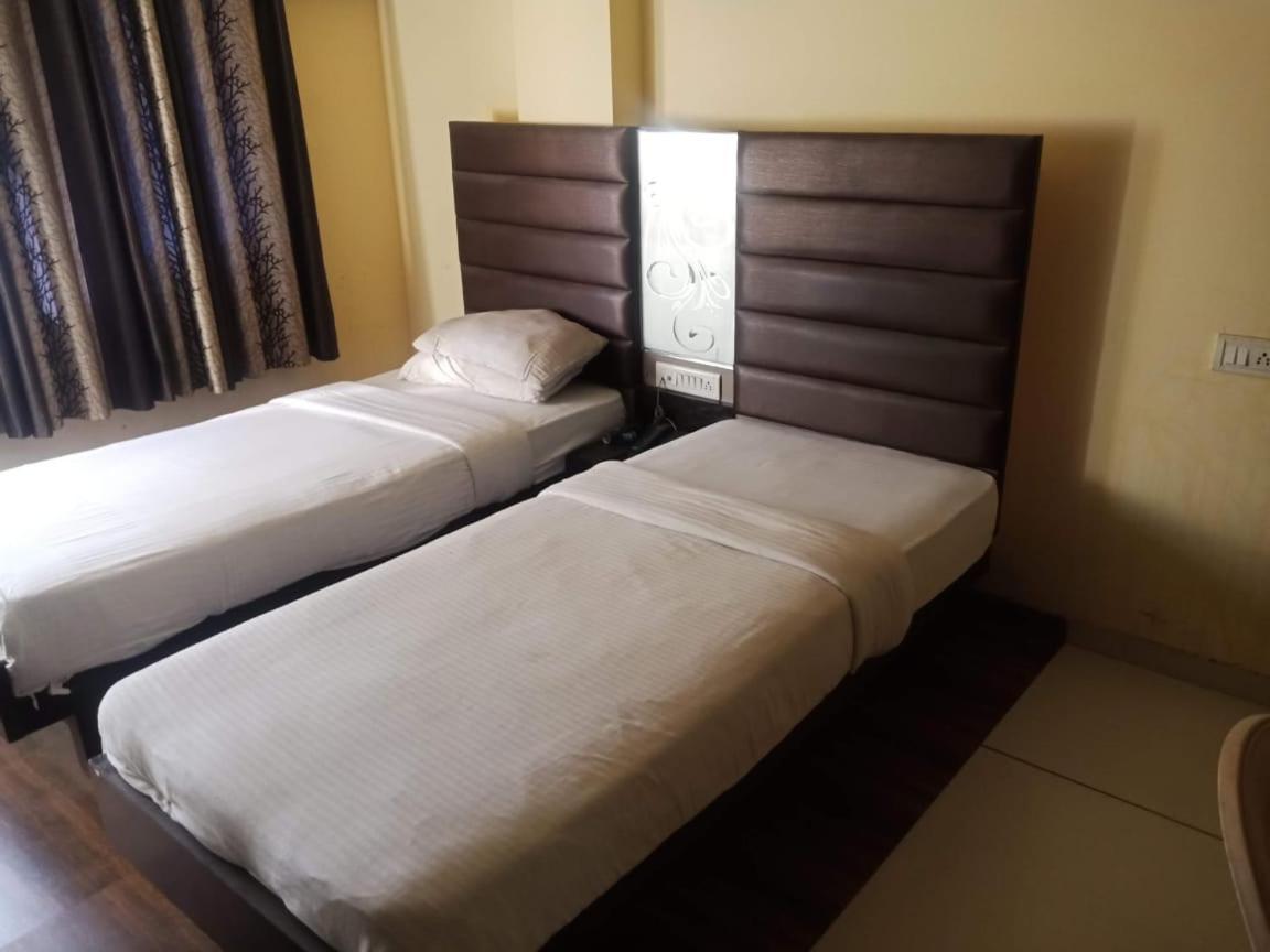 Hotel Kadamb Inn Ахмедабад Экстерьер фото
